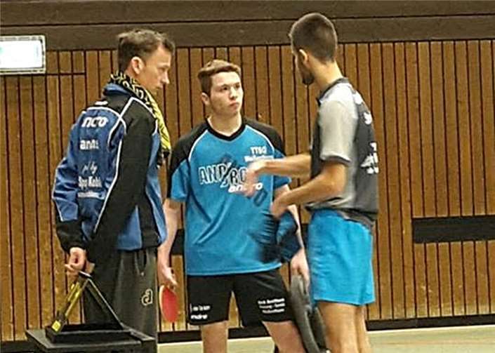 Spielertrainer Ingo Hansens (l.) und Nedim Starcevic (r.) gaben wichtige Tipps an Jonas Spitzley, der eine tolle Leistung in der 1. Mannschaft der TTSG ablieferte.privat