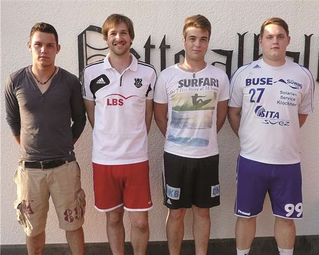 Spielertrainer Kai Schäfer (2.v.l.) mit den Zugängen (v.l.n.r.) Sven Schumacher, Niklas Mannheim und Kai Orth. privat