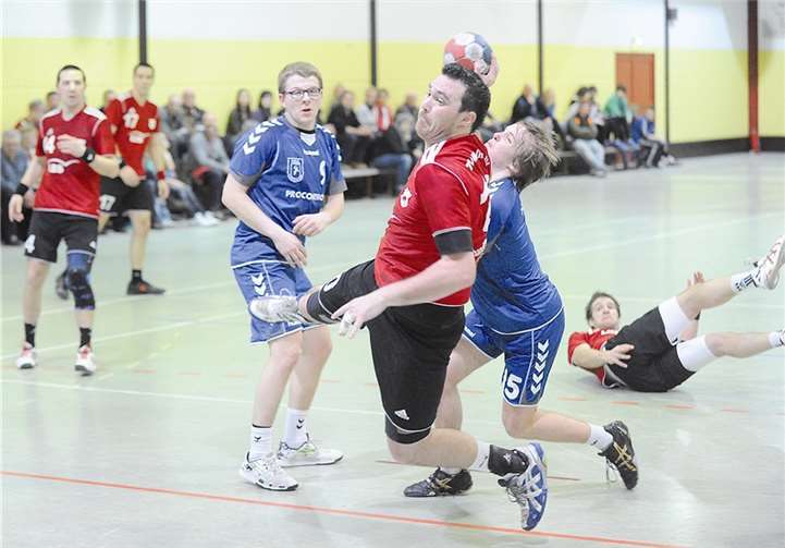 Spielertrainer Kai Schäfer (am Ball) führte den TV Welling zur Meisterschaft