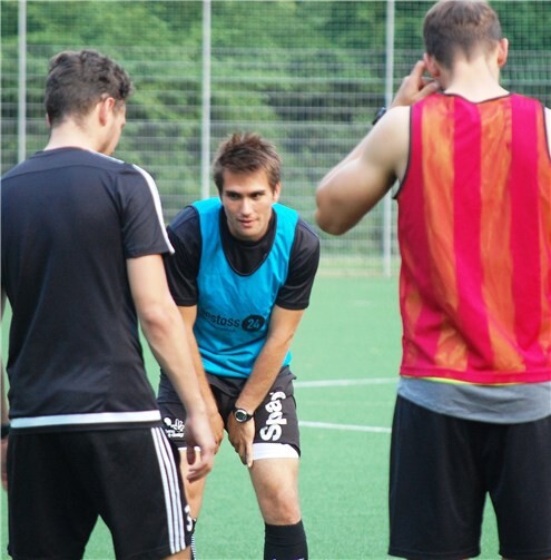 Das Derby zieht alle in seinen Bann Spielertrainer Kodai Stalph (Mitte) dürfte die Aufstellung sicherlich schon im Kopf haben.