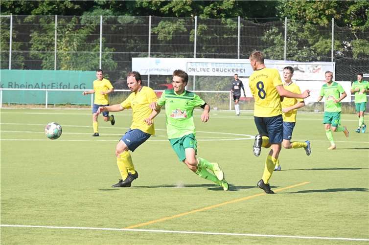 Spielertrainer Kodai Stalph versuchte alles, doch die Kirchberger Artem Sagel (links) und Patrick Sehn Henn ließen ihm nur wenig Raum zur Entfaltung.