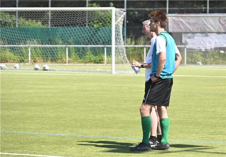 Spielertrainer Kodai Stalph (vorn) und Co-Trainer Bernd Pauly dürfen sich über den Einzug ins Halbfinale freuen.