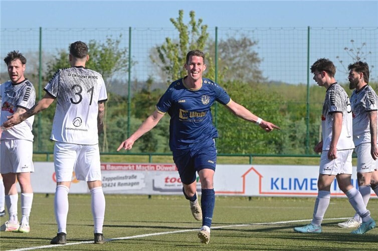 Spielertrainer Nils Meyer jubelt über seinen Treffer zum 1:0