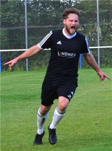 Spielertrainer Patrick Melcher sorgte mit dem späten Siegtor für große Freude.privat