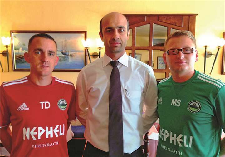 Spielertrainer Thorsten Declair, Mehmet Celik vom Restaurant Nepheli und Mittelstürmer Mario Strnad.Privat