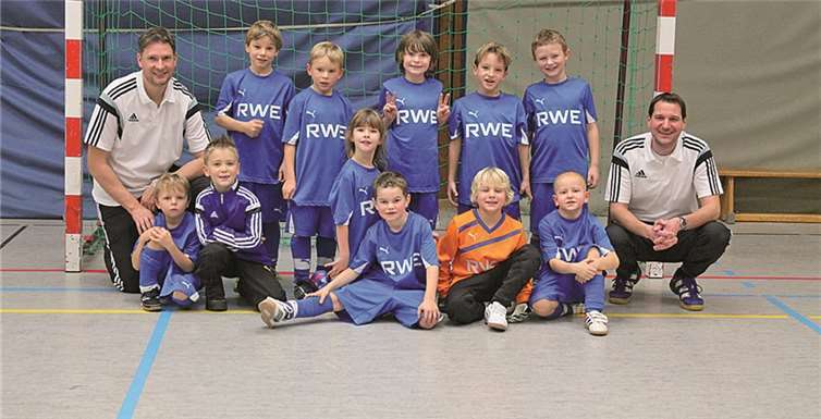 Spielfreude und Teamgeist: Aus den Bambinis vom JSG Nörtershausen sind F-Jugend-Spieler geworden. Beim Emmelshausener Hallenturnier haben sich ihre Fortschritte ausgezahlt. privat