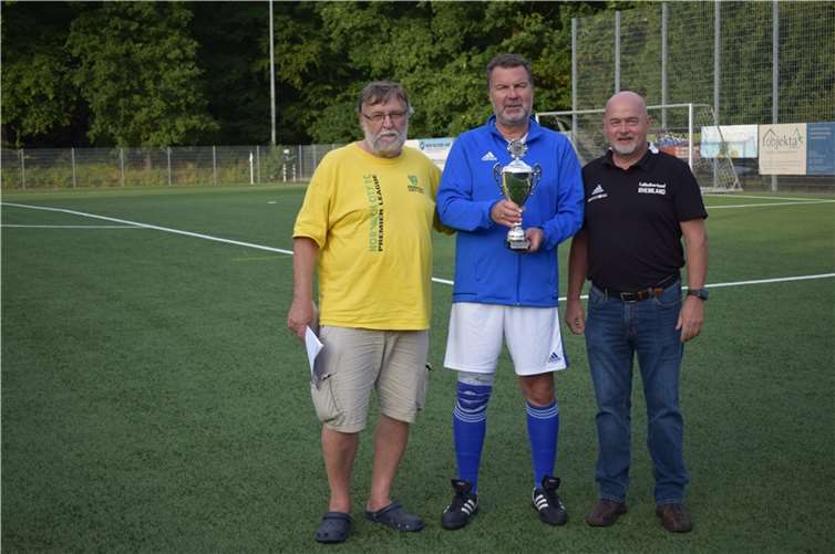 Spielführer Alois Sieburg (Walking FC Union) mit dem Pokal für den zweiten Platz, li. Günter Fuchshofen (WF Verantwortlicher beim TTC Fritzdorf und beim FV Rheinland und Charly Dörschel (Vizepräsident beim FV Rheinland)
