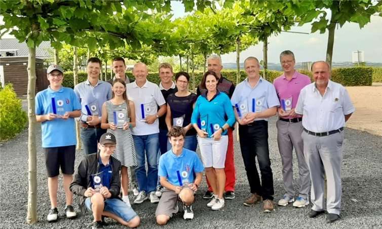 Spielführer Christian Bamberger und Präsident Manfred Ostermann mit den Preisträgern der Clubmeisterschaft. Foto:Pressestelle Golfclub Cochem/Mosel