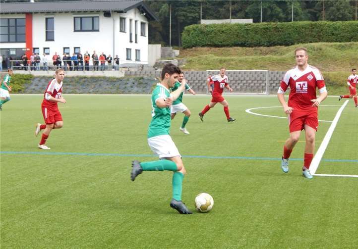 Spielführer Christian Schneider erzielte nach Vorarbeit von Dominik Krupp den Siegtreffer für Oberzissen. privat