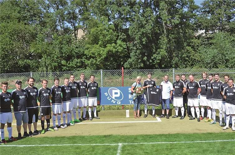 Spielführer Christian Schneider nahm die neuen Aufwärmshirts entgegen. privat