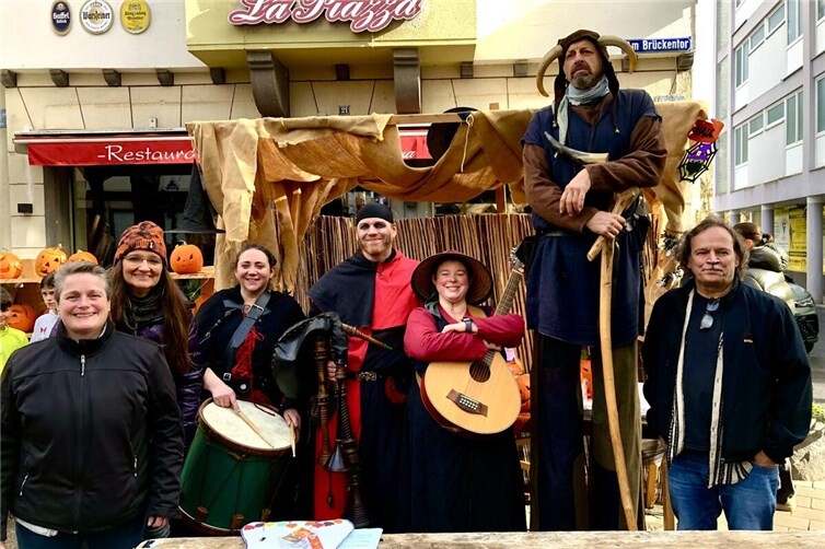 Zauberhafte Stimmung in den Straßen  Spielleute und Stelzenläufer sorgen für eine wunderbare Stimmmung. Fotos: privat