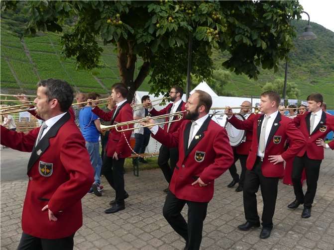 Spielmannszug und Fanfarenkorps zogen zur Weinfesteröffnung musizierend auf das Gelände ein.Fotos: TE