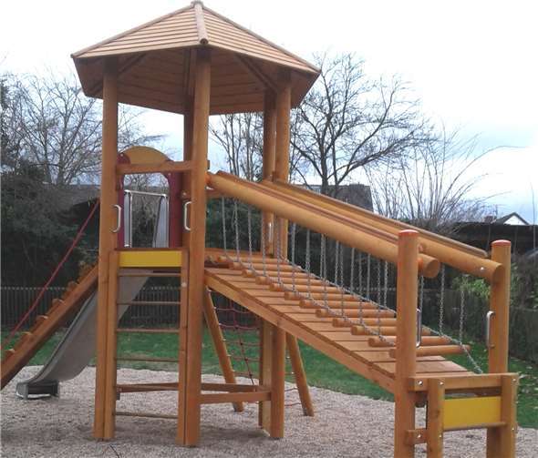 Spielplatz Rodderbergstraße in Ließem: Ein großes Kombigerät lädt zum Klettern und Rutschen ein.  Gemeinde Wachtberg/sa