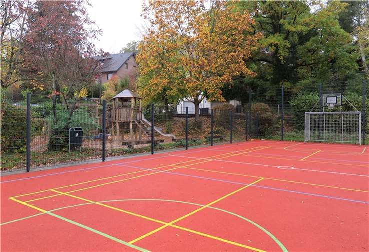 Spielplatz für kleinere Kinder, daneben der für größere Kinder interessante Bolzplatz für verschiedene Ballsportarten.