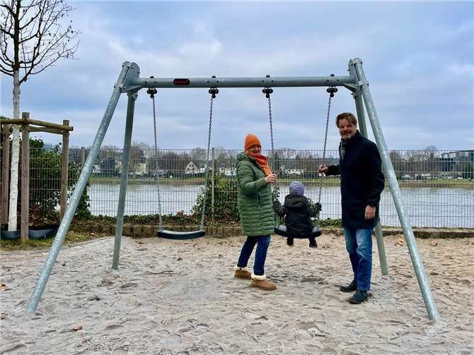 Spielplatzpatin Astrid Rittel und Stadtrat Christoph Kretschmer freuen sich auf die neue Spielplatzsaison.  Foto: Claudia Kretschmer