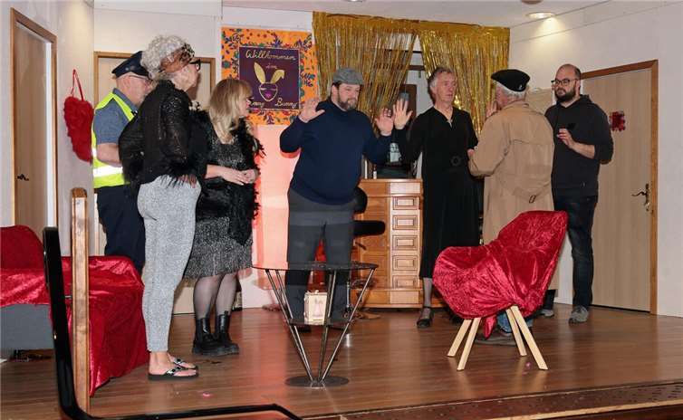 Spielszene: Hat der Polizeikommissar die Täter erwischt?