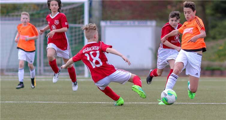 Spielszene aus dem Spiel JSG Oberwinter (orange) gegen Sportfreunde Eisbachtal (rot).SV Remagen