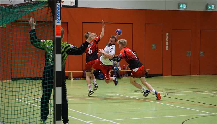 Spielszene aus dem Spiel SV Rot-Weiß Merl 1 - TuS Niederpleis 2.  SV Rot-Weiß Merl