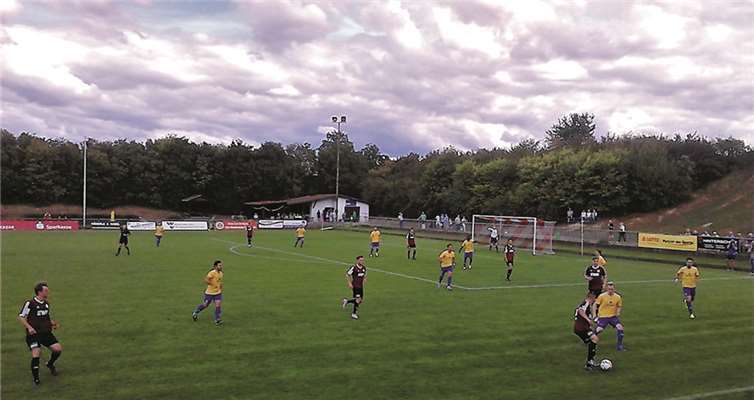 Spielszene aus der 1. Halbzeit: Der auf der linken Abwehrseite zweikampfstarke Burgbrohler Julius Fohr (in blau-gelb) gewinnt gegen den Pfeddersheimer ballführenden Stürmer einen seiner vielen Zweikämpfe.