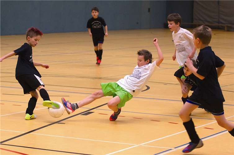 Spielszene aus der Begegnung Großmaischeid (schwarze Trikots) gegen Raubach.