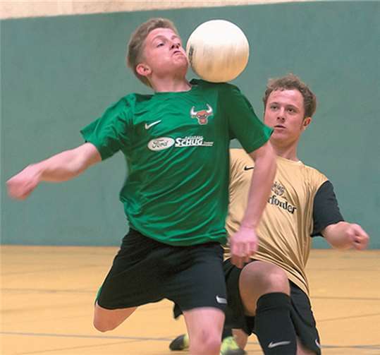 Spielszene aus der Begegnung Oberlahr (grüne Trikots) gegen Linkenbach.