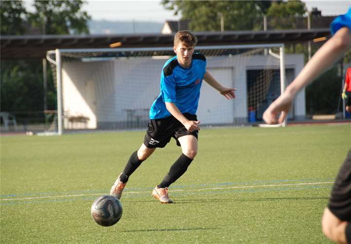 Spielszene mit Dennis Sabezki, der das 2:0 gegen Höhr-Grenzhausen schoss..privat