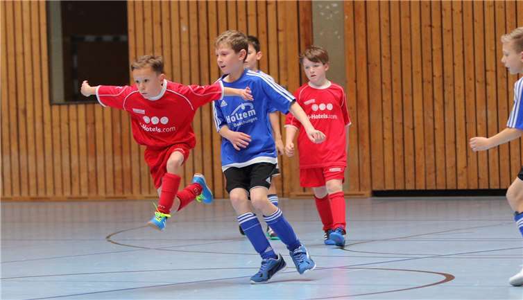 Spielszene mit Finn Schlesinger (Bildmitte) und Kevin Gehrmann aus dem piel gegen die JSG Dernau II.