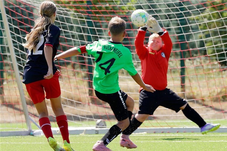 Spielszene vom C-Juniorenturnier am Freitag: SC 13 Bad Neuenahr - JSG Vulkaneifel Mendig