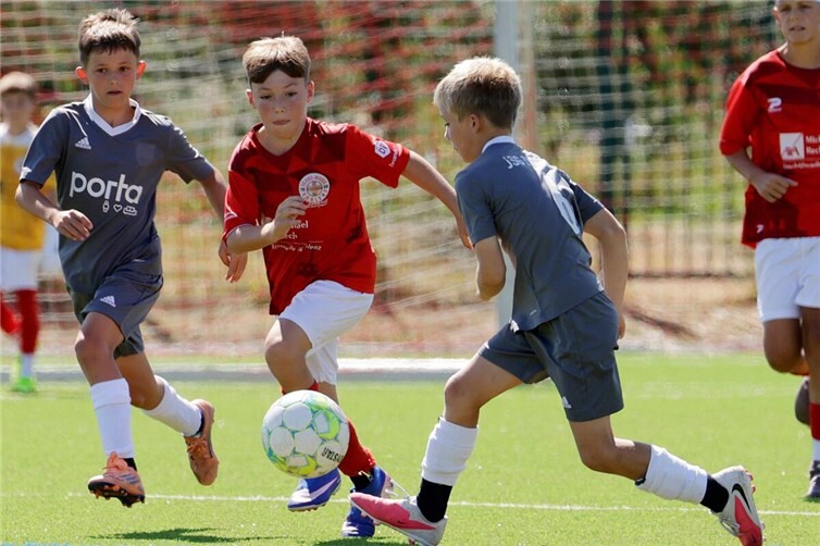 Spielszene vom D-Juniorenturnier am Samstag: FC Rot-Weiß Koblenz - JFV Zissen