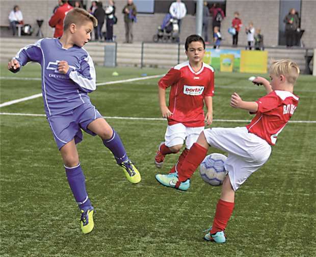 Spielszenen aus der Begegnung gegen den VfL Meckenheim.