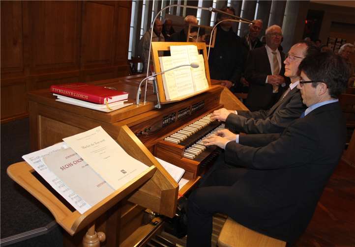 Spielten gemeinsam an der „neuen“ Lantershofener Simon Orgel: Die Organisten Heinrich Fuchs und Markus Prange. DU