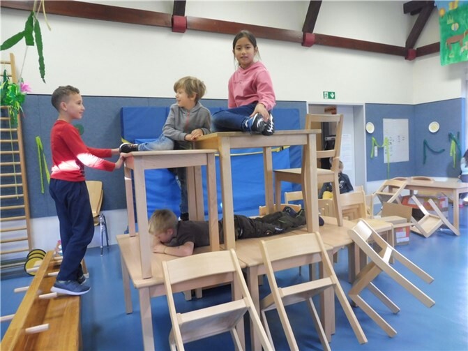 Spielzeugfrei und Spaß dabei – Spielen und Bauen mit Tischen, Stühlen und Kartons.