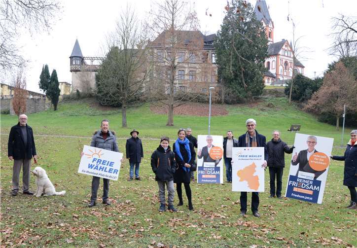 Spitzenkandidat Joachim Streit (li.) und die FREIEN WÄHLER unterstützen die Direktkandidatur von Reiner Friedsam (mittig) für die Landtagswahl. Foto: D. Wind