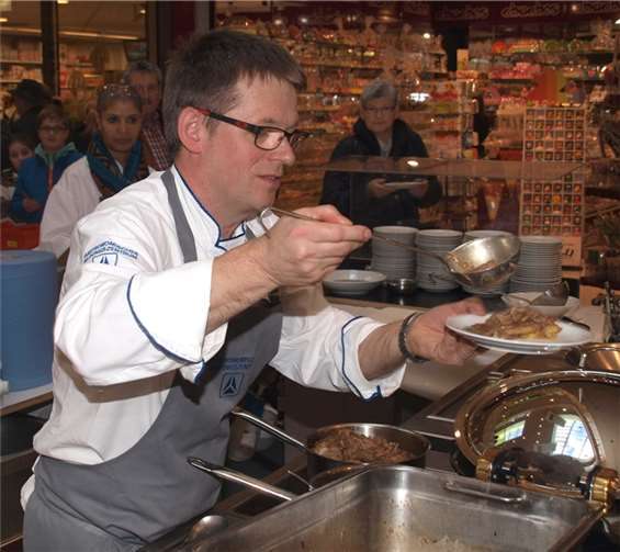 Spitzenkoch Detlev Ueter bereitete einen schmackhaften Eintopf aus Gemüse und servierte das Lammfleisch persönlich dazu.