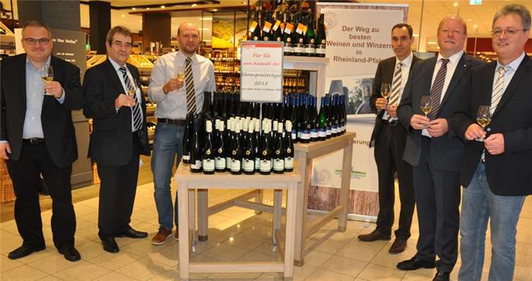 Spitzenqualität aus dem Ferienland Cochem für die Weinfreunde sichtbar machen: Über die gelungene Gestaltung der Sonderfläche freuen sich die Protagonisten aus Weinbau, Handel und Kommune. privat