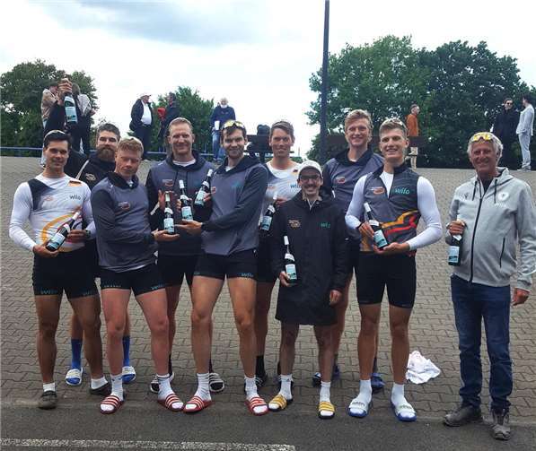 Spitzenwein trifft Spitzensport. Der Verein zur Förderung des Leistungsruderns mit dem Projektnamen „Team LA 2028“ übergab seine eigene Rieslingabfüllung der Mannschaft des Deutschlandachters mit Jonas Wiesen (7.v.l.) und auch dem neuen niederländischen Trainer Mark Emke (r.).