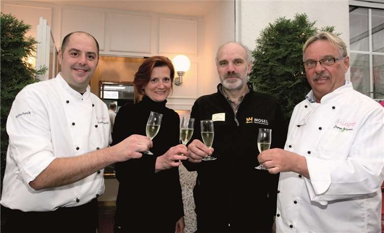 Spitzenwinzer Josef Weckbecker aus Moselkern (2.v.r.), Marjanne Wagner und die Geschäftsführer Jupp Wagner (r.) sowie Christian Jurecz (l.) des Mayener Restaurants Gourmet Wagner, das auch eine Kreativschmiede für Catering ist, präsentierten eine Weinprobe mit kulinarischer Beziehung über den Dächern von Mayen.
