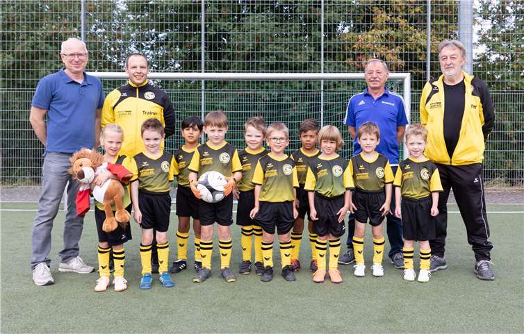 Sponsor Dietmar Wach (von links), Trainer Frank Schmitt, Jugendleiter Erhard Drews und Trainer Dietmar Kautzenbach mit zehn Grafschafter BambiniCopyright: Andreas Thun