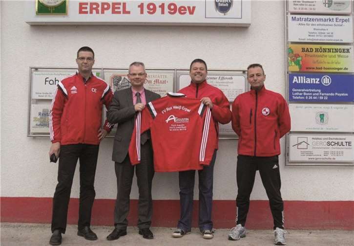 Sponsor Frank Augustin stattete die Jugend-Trainer und Betreuer des FV Rot Weiss Erpel mit neuen Trainingsanzügen aus und überreichte sie an Ch. Efferoth, L. Bonn und I. Hardt. privat