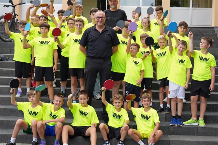 Sponsor Günter Lung (v.) und Jugendtrainer Markus Funk (h.) inmitten der jungen Talente