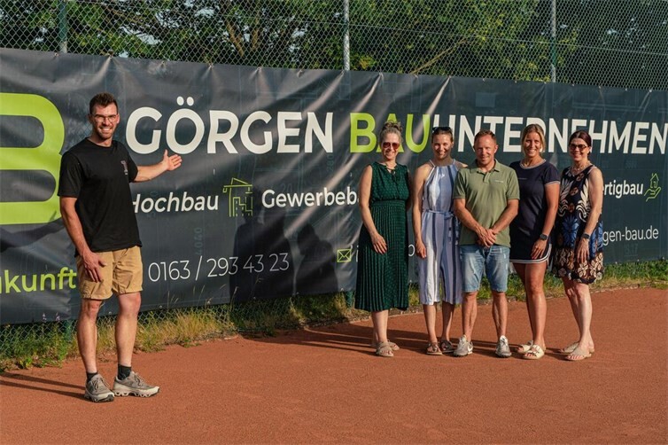 Sponsor J. Görgen mit Vertretern des TC Kirchwald im Sommer 2026