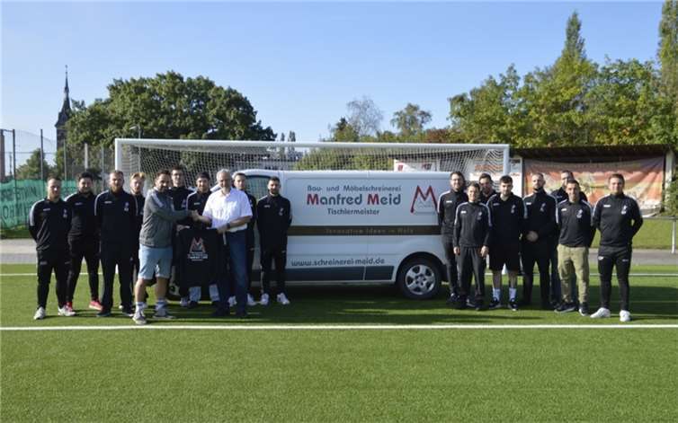 Sponsor Manfred Meid mit der SG Mendig 3 bei der Übergabe der neuen Trainingstops.  Foto: privat