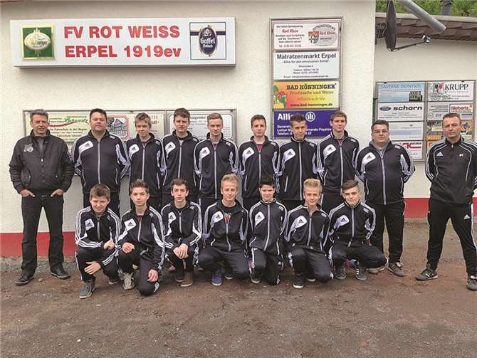 Sponsor Peter Wagener von der Firma Wings und Wagener Dentalgeräteservice aus Leverkusen bei der Übergabe der Anzüge an die Mannschaft. Mannschaft und die Betreuer bedankten für die Unterstützung. privat