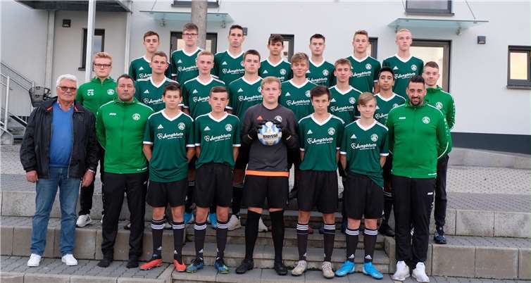 Sponsor Reinhold Jungbluth mit den erfolgreichen FCA-B-Junioren. Foto: privat