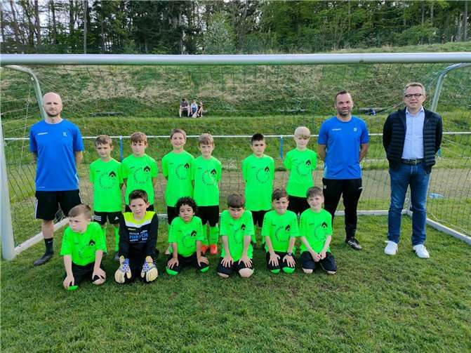 Sponsor der neuen Teambekleidung des von Oliver Falterbaum und Tobias Lechtenböhmer trainierten Nachwuchsfußballteams ist die Augel GmbH aus Weibern. Foto: privat