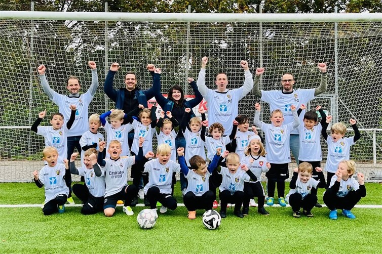 Sponsoren, Bambini-Fußballer und Trainer. Hinten v. l. n. r. Felix Geisen (Trainer), Benedikt und Kira Leinweber-Einig (Pysiotherapie Leinweber-Einig), Markus Schäfer und Philipp Geisen (Trainer). Vorne die Bambini-Fußballer der Jahrgänge 2020 und 2021.
