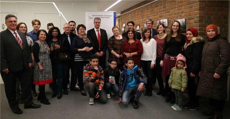 Sponsoren, Projektleiterinnen, Rahmengeber und Unterstützer des Fotoprojektes sowie die jungen Künstler und ihre Eltern freuten sich über eine erfolgreiche Fotoausstellung in den Räumen der Kreisverwaltung Mayen-Koblenz. ND
