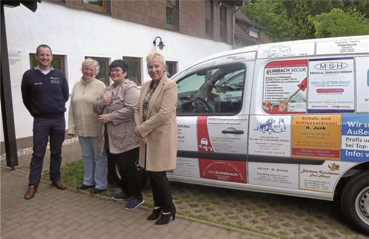 Sponsoren ermöglichten den Kauf eines neuen Autos für den Eifelhof Frankenau (re.): Geschäftsführerin Barbara Töpfer. UM