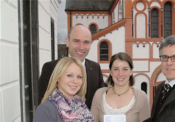 Sponsoren sichern die Schlosskonzerte (v.li.): Clarissa Molsberger (EVM) KSK-Vorstand Guido Mombauer, VHS-Chefin Julia Arzdorf und Bürgermeister Wolfgang Kroeger. BL