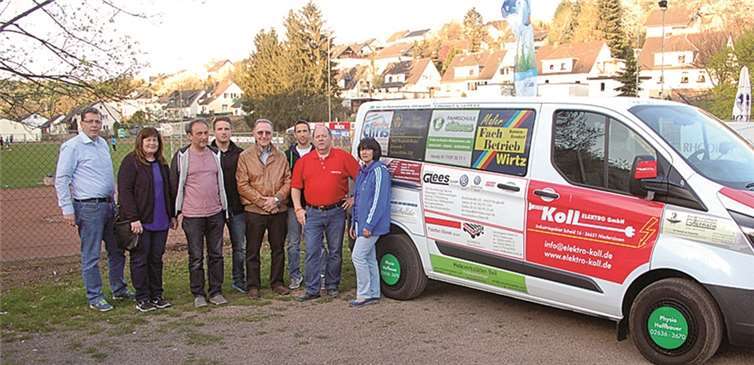 Sponsoren übergeben Bus an den Verein.privat